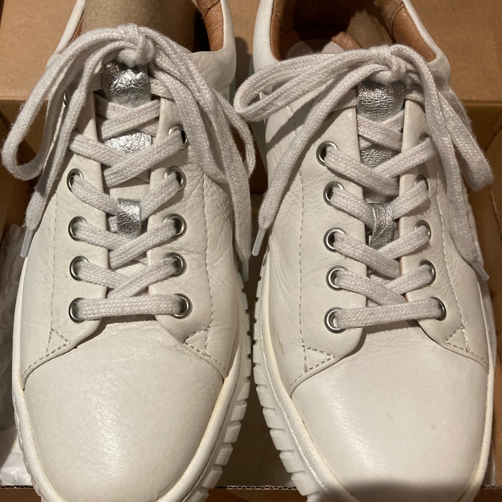 Sofft tennis shoe